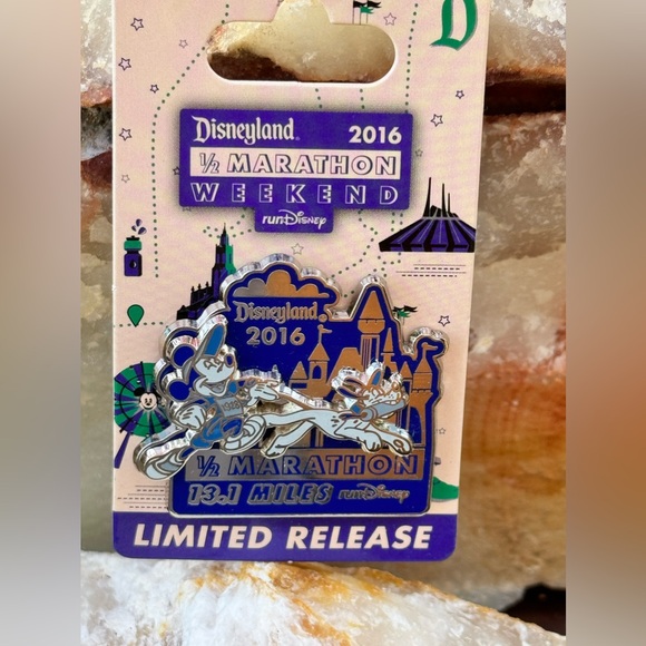 Limited Release/Disneyland 1/2 Marathon Weekend 2016 Mickey & Pluto Pin Trading - Picture 2 of 8